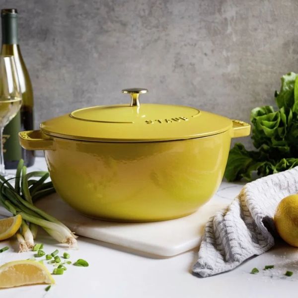 Nồi gang Staub Wanabe 18cm là nồi nướng kiểu Pháp hơi hình nón và có các cạnh bo tròn, hoàn hảo cho mọi công thức nấu ăn cần khuấy thường xuyên
