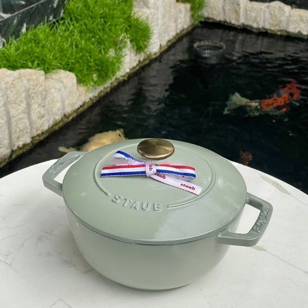 Nồi gang Staub Wanabe 18cm là nồi nướng kiểu Pháp hơi hình nón và có các cạnh bo tròn, hoàn hảo cho mọi công thức nấu ăn cần khuấy thường xuyên.