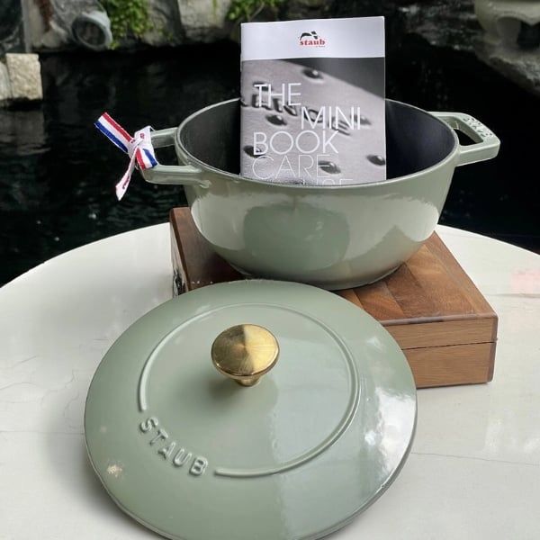 Nồi gang Staub Wanabe 18cm Thân nồi cong đặc biệt tiện dụng để xào và nấu các món ăn nấu trong nồi.