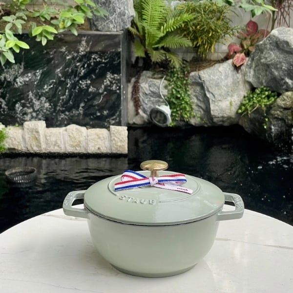 Nồi gang Staub Wanabe 18cm Gang tráng men có núm vặn âm trầm