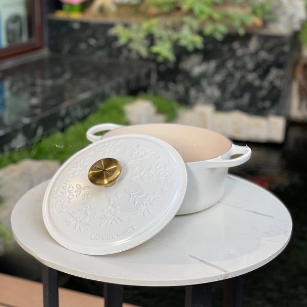 Nồi gang tròn Le Creuset Noel 24cm màu trắng Khả năng chịu nhiệt vượt trội trong phạm vi nhiệt độ từ -9°F đến 500°F.