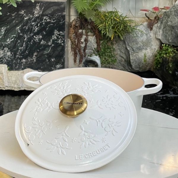 Nồi gang tròn Le Creuset Noel 24cm màu trắng Với họa tiết cây thông tinh tế được chạm khắc trên nắp
