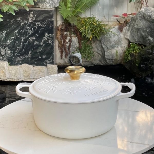 Nồi gang tròn Le Creuset Noel 24cm màu trắng Khả năng chịu nhiệt vượt trội trong phạm vi nhiệt độ từ -9°F đến 500°F.
