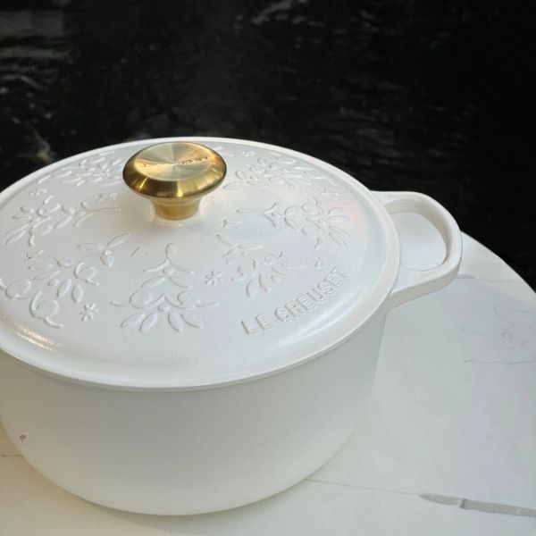 Nồi gang tròn Le Creuset Noel 24cm màu trắng Với họa tiết cây thông tinh tế được chạm khắc trên nắp