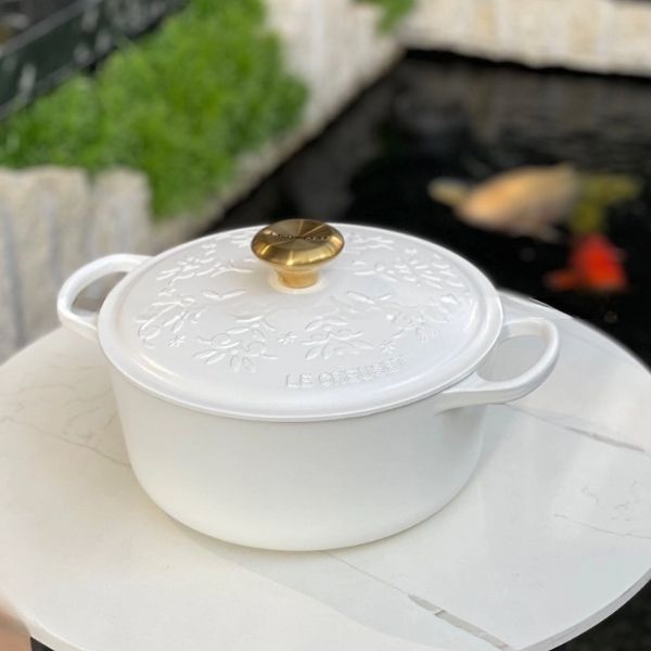 Nồi gang tròn Le Creuset Noel 24cm màu trắng hình cây thông Noel chắc chắn sẽ mang lại niềm vui cho căn bếp và bàn ăn của bạn trong mùa lễ hội này.