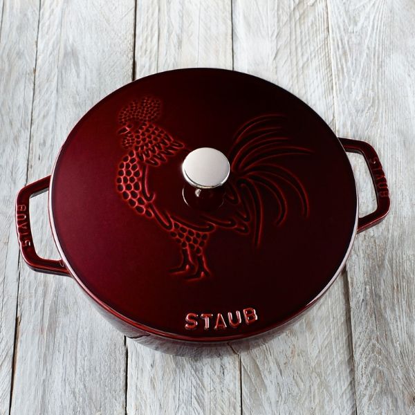Nồi gang tròn Staub 24cm 3.7L nắp hình gà - Màu Đỏ Rượu Thiết kế nắp cấu trúc giọt Chistera mới