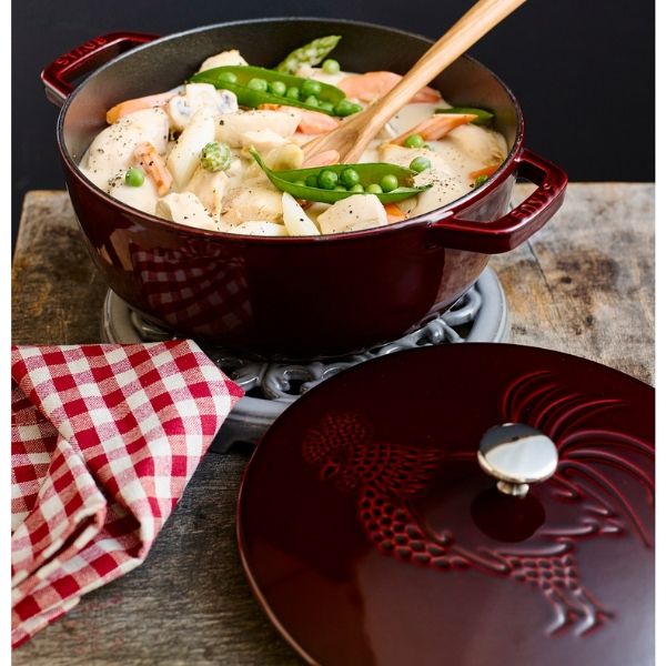 Nồi gang tròn Staub 24cm 3.7L nắp hình gà - Màu Đỏ Rượu Thiết kế nắp cấu trúc giọt Chistera mới