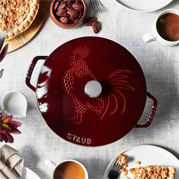 Nồi gang tròn Staub 24cm 3.7L nắp hình gà - – Sự Kết Hợp Hoàn Hảo Giữa Thiết Kế Tinh Tế và Hiệu Suất Nấu Nướng Vượt Trội