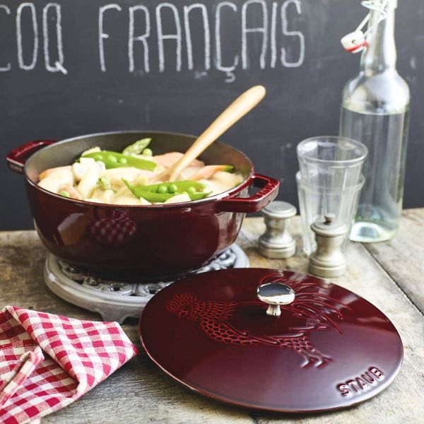 Nồi gang tròn Staub 24cm 3.7L nắp hình gà Lựa Chọn Hoàn Hảo Cho Mọi Bữa Ăn