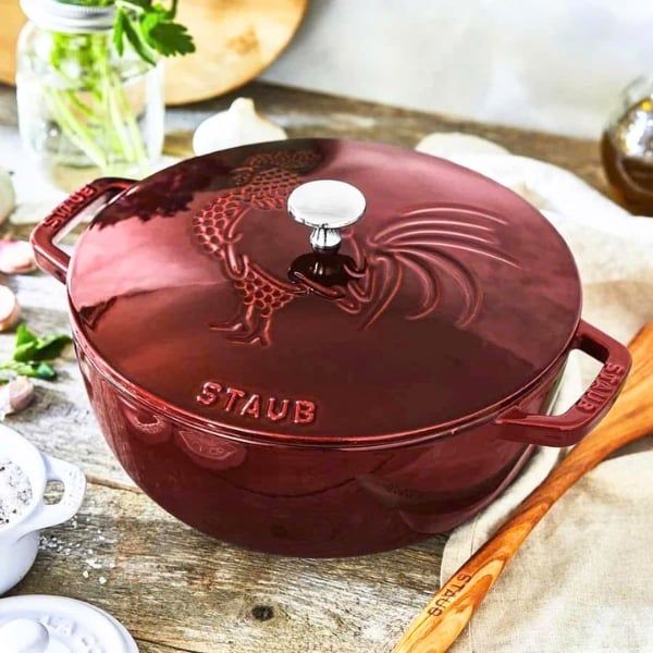 Nồi gang tròn Staub 24cm 3.7L nắp hình gà Lựa Chọn Hoàn Hảo Cho Mọi Bữa Ăn
