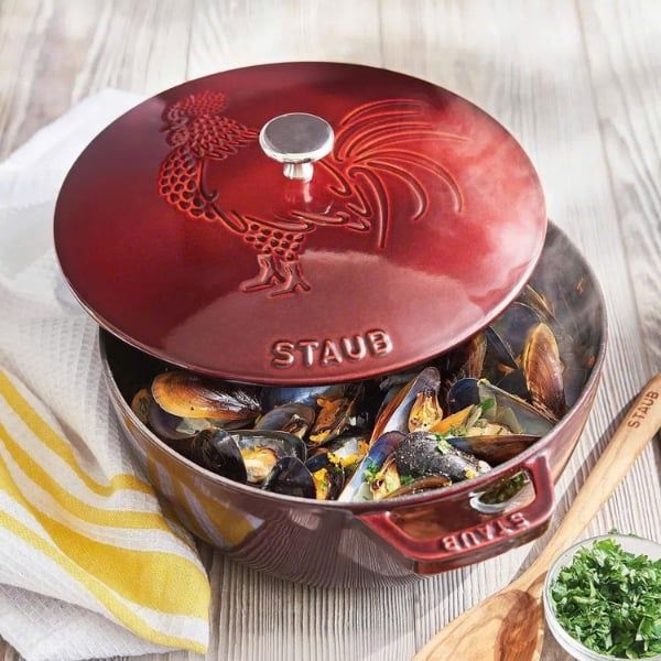 Nồi gang tròn Staub 24cm 3.7L nắp hình gà Lựa Chọn Hoàn Hảo Cho Mọi Bữa Ăn