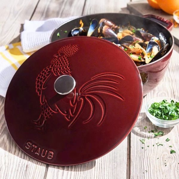 Nồi gang tròn Staub 24cm 3.7L nắp hình gà - Màu Đỏ Rượu lý tưởng cho việc sử dụng hàng ngày