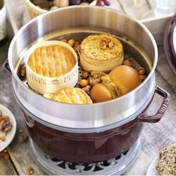 Nồi gang tròn Staub 26cm kèm xửng hấp (5,2L) - Màu Đỏ Mận Chín lý tưởng cho 4 đến 5 người, hoàn hảo để chế biến các món hầm, nướng, gia cầm và thậm chí cả bánh mì