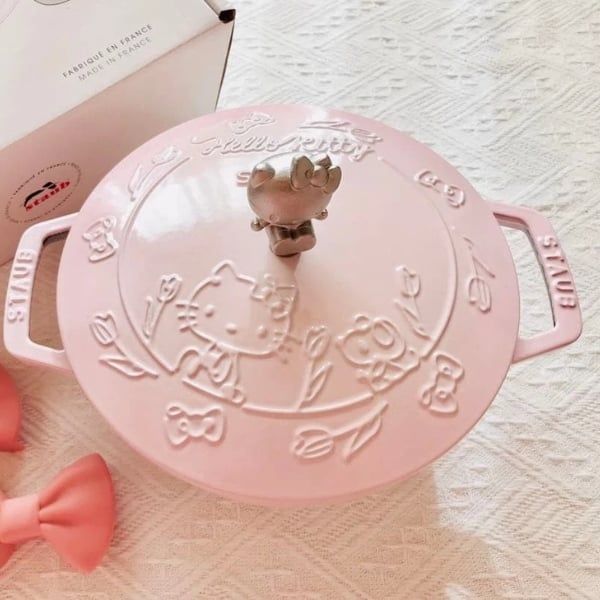 Nồi gang tròn Staub Hello Kitty Limited 20cm - Màu hồng - Đây là sản phẩm hợp tác chính thức giữa Staub và Hello Kitty, sử dụng nồi gang Wa-Nabe (20cm).
