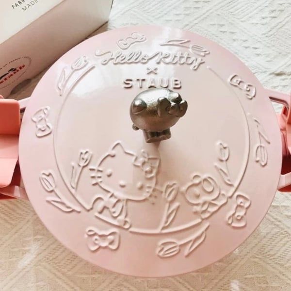 Nồi gang tròn Staub Hello Kitty Limited 20cm - Chất liệu gang đúc nguyên khối cao cấp, bền bỉ, chịu nhiệt tốt