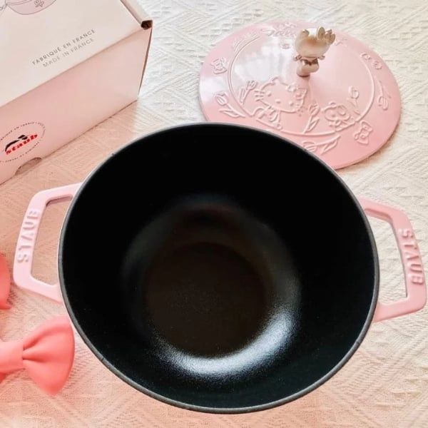 Nồi gang tròn Staub Hello Kitty Limited 20cm - Chất liệu gang đúc nguyên khối cao cấp, bền bỉ, chịu nhiệt tốt