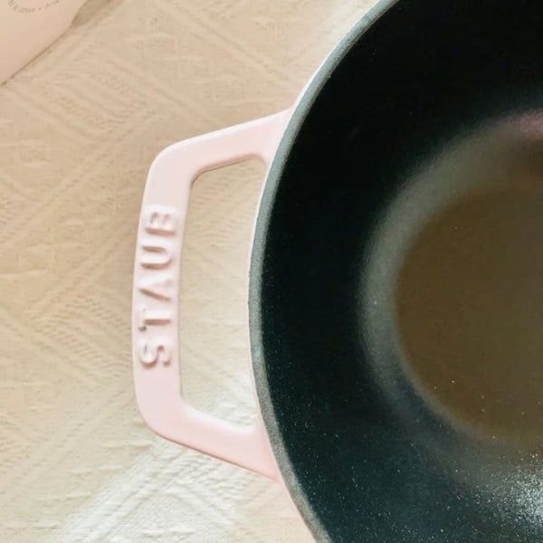 Nồi gang tròn Staub Hello Kitty Limited 20cm - Chất liệu gang đúc nguyên khối cao cấp, bền bỉ, chịu nhiệt tốt