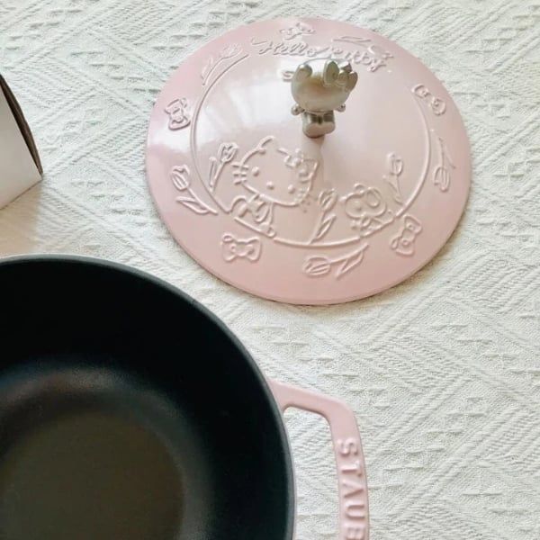 Nồi gang tròn Staub Hello Kitty Limited 20cm - Chất liệu gang đúc nguyên khối cao cấp, bền bỉ, chịu nhiệt tốt