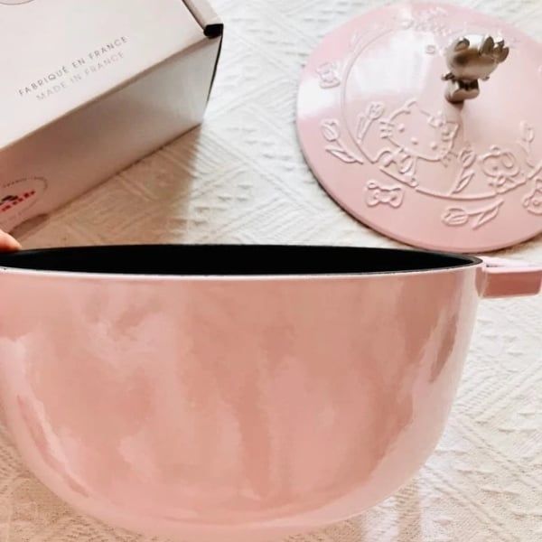Nồi gang tròn Staub Hello Kitty Limited 20cm - Chất liệu gang đúc nguyên khối cao cấp, bền bỉ, chịu nhiệt tốt