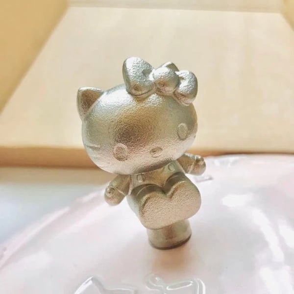 Nồi gang tròn Staub Hello Kitty Limited 20cm - Chất liệu gang đúc nguyên khối cao cấp, bền bỉ, chịu nhiệt tốt