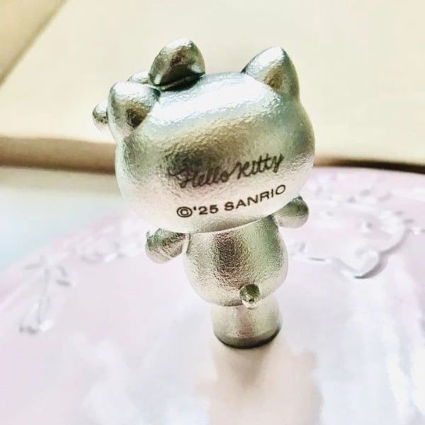 Nồi gang tròn Staub Hello Kitty Limited 20cm - Màu hồng - Đây là sản phẩm hợp tác chính thức giữa Staub và Hello Kitty, sử dụng nồi gang Wa-Nabe (20cm).