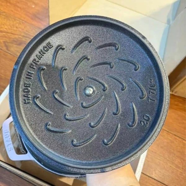 Nồi gang tròn Staub Hello Kitty Limited 20cm - Chất liệu gang đúc nguyên khối cao cấp, bền bỉ, chịu nhiệt tốt