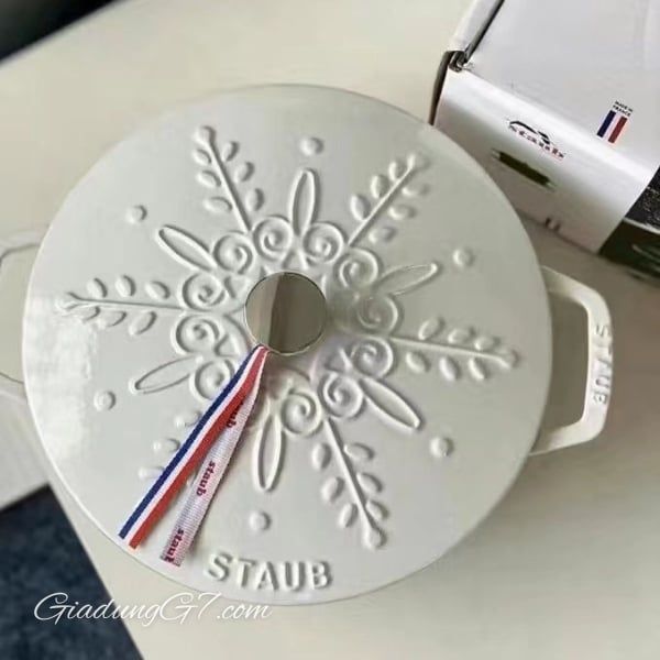 Nồi gang tròn Staub Snowflake Winter 24cm kiểu Pháp với nắp hình bông tuyết là một vật dụng tuyệt đẹp để tạo không khí mùa đông.