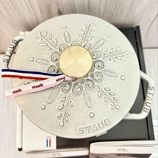 Nồi gang tròn Staub Snowflake Winter 16cm 1.1L Bên trong được hoàn thiện nhám độc đáo của Staub