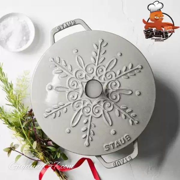 Nồi gang tròn Staub Snowflake Winter 16cm 1.1L màu ghi xám Lý tưởng cho các món: kho, om, nấu cháo, làm sốt, cơm niêu mini