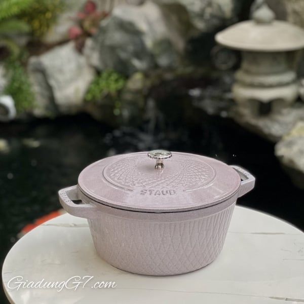 Nồi gang tròn Staub Twister 24cm là phụ kiện thiết yếu cho mọi đầu bếp đam mê.