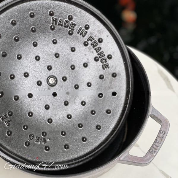 Nồi gang tròn Staub Twister 24cm Thiết kế thanh lịch