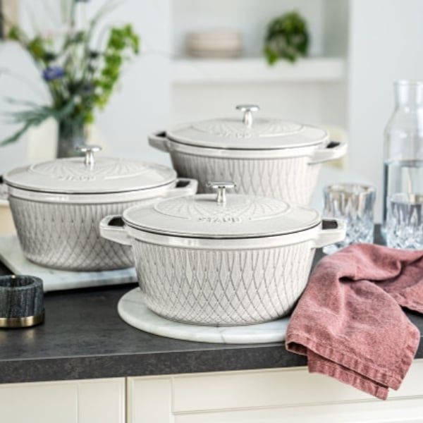 Nồi gang Staub Twist Truffle 24cm – 4L Đa năng trong nhà bếp