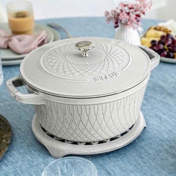 Nồi gang Staub Twist Truffle 24cm – 4L - sự kết hợp hoàn hảo giữa nghệ thuật ẩm thực Pháp và thiết kế sang trọng hiện đại.