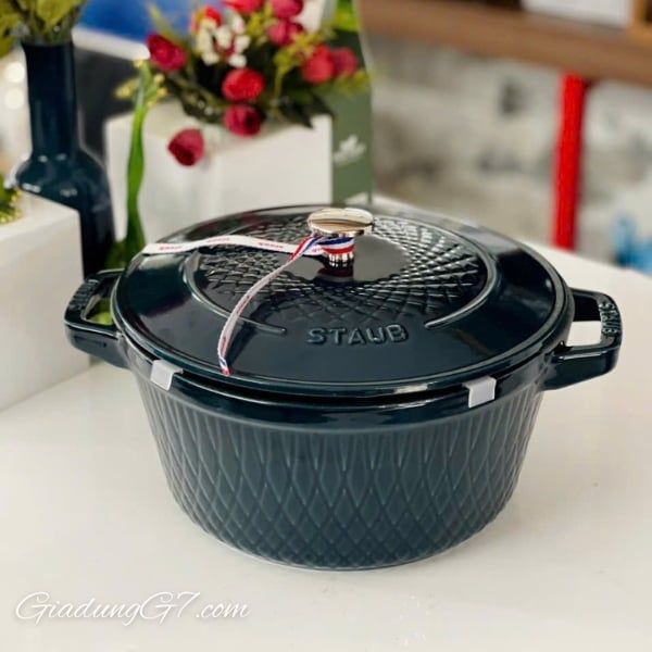 Nồi gang tròn Staub Twister 24cm Đa năng trong nhà bếp