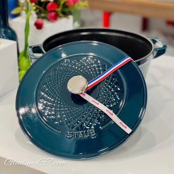 Nồi gang tròn Staub Twister 24cm Nồi tráng men đúc Staub ra đời tại Pháp dựa trên ý tưởng của một đầu bếp vào năm 1974.