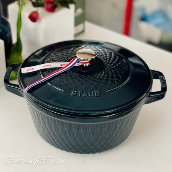 Nồi gang tròn Staub Twister 24cm là phụ kiện thiết yếu cho mọi đầu bếp đam mê.