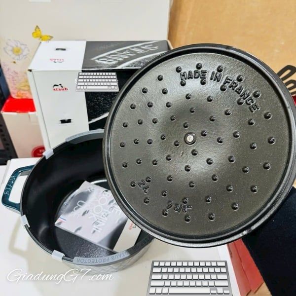 Nồi gang tròn Staub Twister 24cm - Xanh Lamer