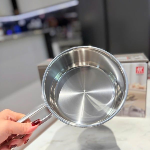 Nồi quánh Zwilling Pouristic 16cm 65565-160-9 được thiết kế để việc nấu nướng hàng ngày trở nên dễ dàng hơn.