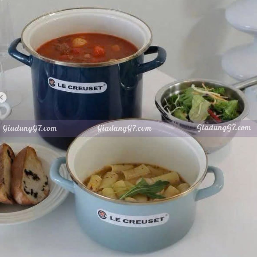 Nồi thép Le Creuset 7.6L bằng thép tráng men với thành cao và dung tích lớn rất lý tưởng để nấu súp, nước dùng, luộc mì và hấp hải sản