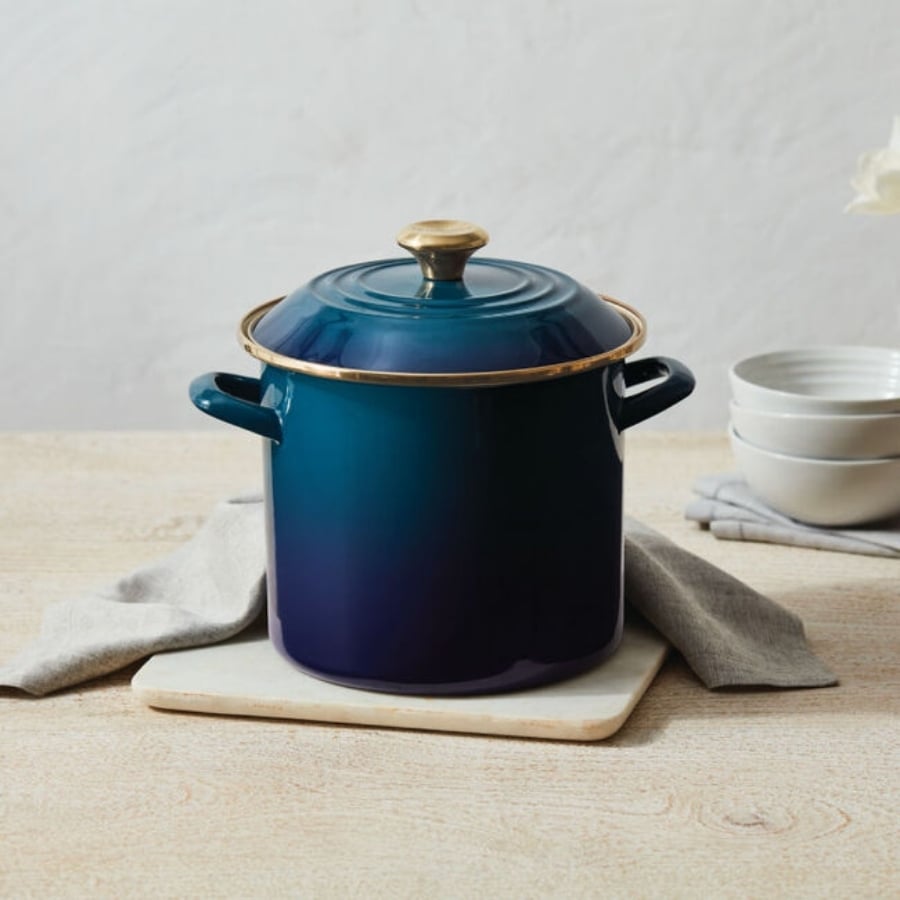 Nồi thép Le Creuset 7.6L bằng thép tráng men với thành cao và dung tích lớn rất lý tưởng để nấu súp, nước dùng, luộc mì và hấp hải sản