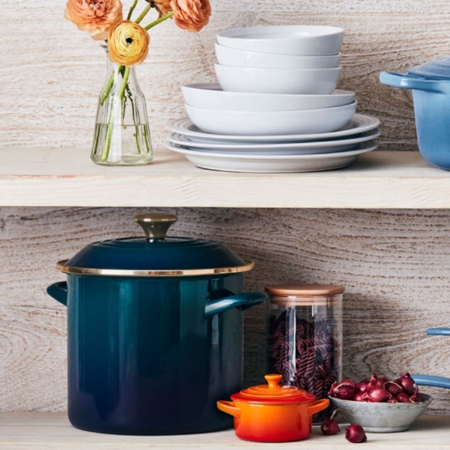 Nồi thép Le Creuset 7.6L bằng thép tráng men với thành cao và dung tích lớn rất lý tưởng để nấu súp, nước dùng, luộc mì và hấp hải sản