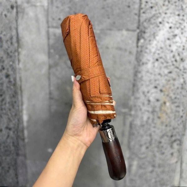 Ô đóng mở tự động Balios tay cầm bằng gỗ tự nhiên trục thép cứng màu đen cao cấp tạo nên nền tảng chịu lực lớn