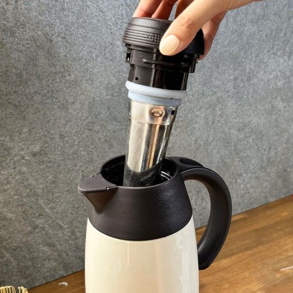 Phích giữ nhiệt Kaiyo 1100ml pha trà 2 lớp inox có lõi lọc Lõi lọc trà inox 304 với lưới lọc mịn, đáp ứng mọi nhu cầu pha các loại trà.