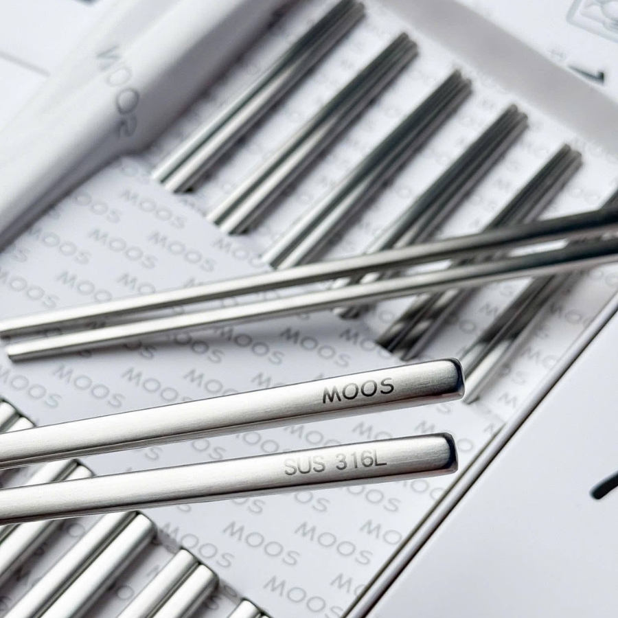 Set 12 đôi đũa inox Moos Đức cao cấp được sản xuất từ chất liệu inox SUS 316 chuẩn y tế, hoàn toàn không lẫn tạp chất và an toàn tuyệt đối cho sức khỏe người tiêu dùng
