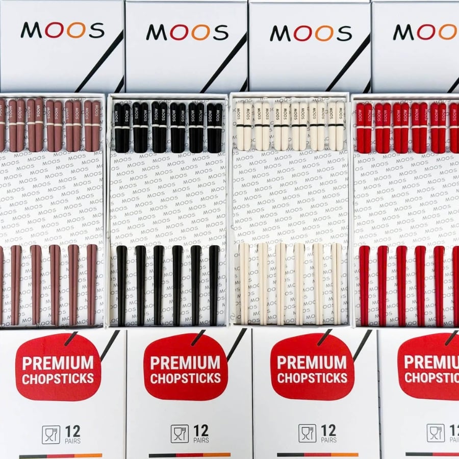 Set 12 đôi đũa pes sợi thủy tinh moos germany 2026 - đẳng cấp 5 sao Set 12 đôi đũa bao gồm 4 màu đen, trắng, nâu, đỏ. Sản phẩm đạt chứng nhận thực phẩm LFGB cấp tại Đức.
