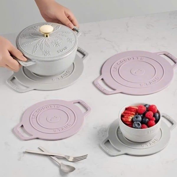 Set 2 lót nồi Staub - 16/20cm bao gồm màu Truffle White và Sunset Pink, thể hiện tính thẩm mỹ đa dạng trong phong cách sống