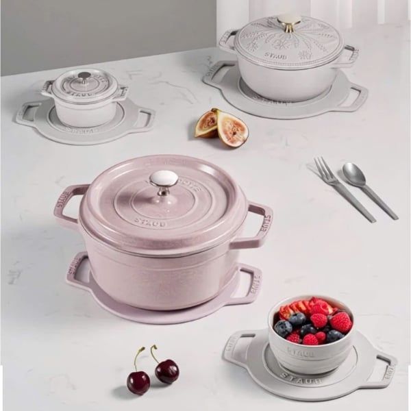 Set 2 lót nồi Staub Vật liệu an toàn thực phẩm, phù hợp với nhu cầu của gia đình.