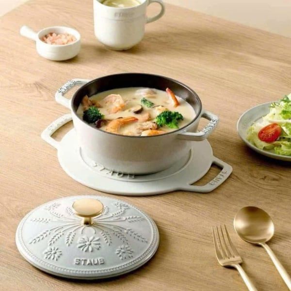 Set 2 lót nồi Staub Vật liệu an toàn thực phẩm, phù hợp với nhu cầu của gia đình.