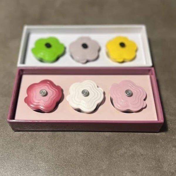 Bộ 6 nam châm Le Creuset hình bông hoa nhiều màu sắc, hoàn hảo để trang trí bàn làm việc hoặc tủ lạnh.