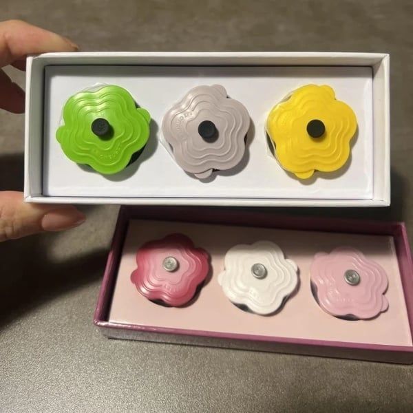 Bộ 6 nam châm Le Creuset hình bông hoa nhiều màu sắc, hoàn hảo để trang trí bàn làm việc hoặc tủ lạnh.